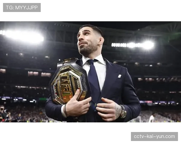 赛场连线：获胜选手在八角笼内接受葡萄牙语媒体采访